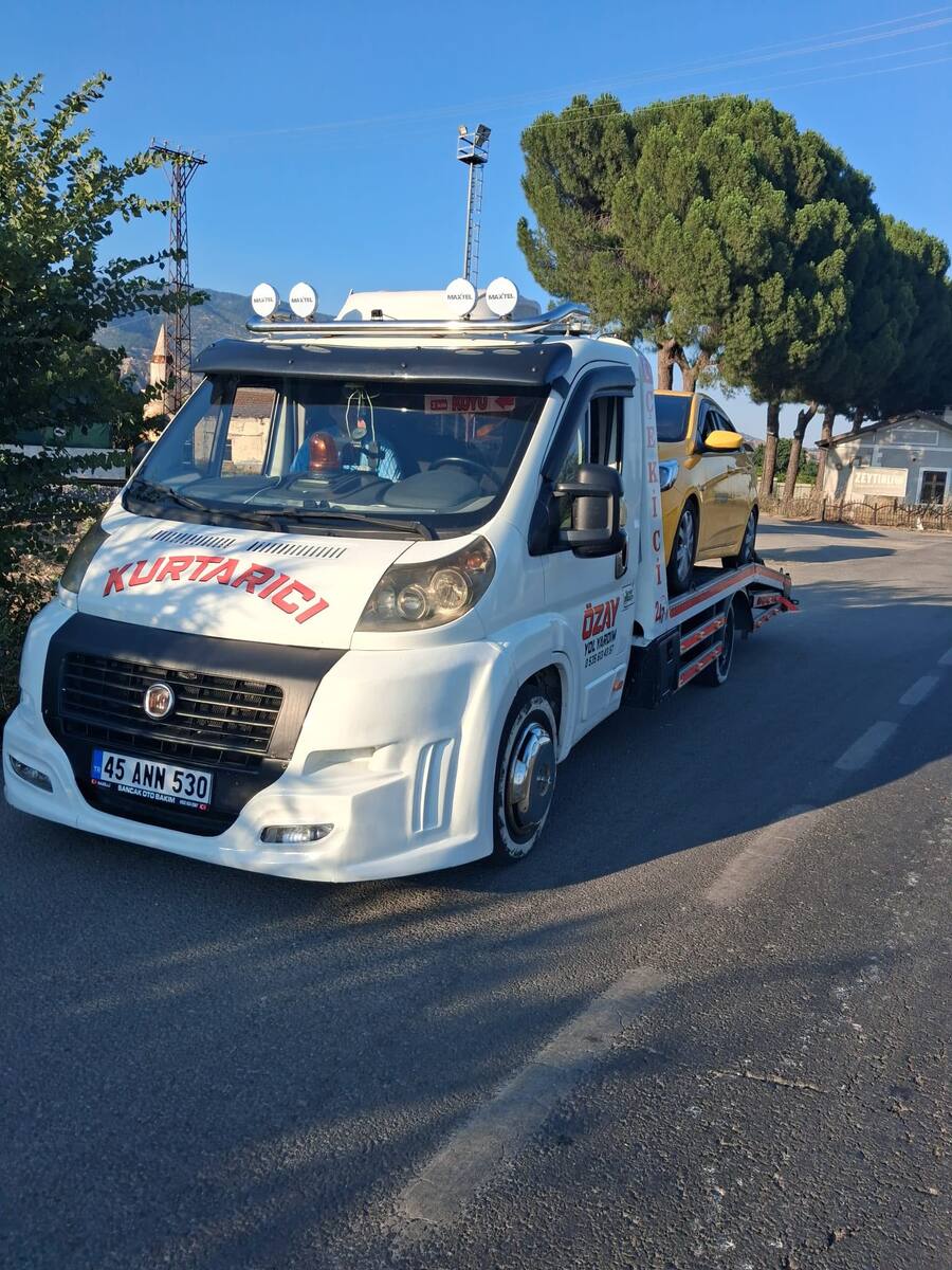 Özay Yol Yardım kurtarıcısı bir aracı taşırken