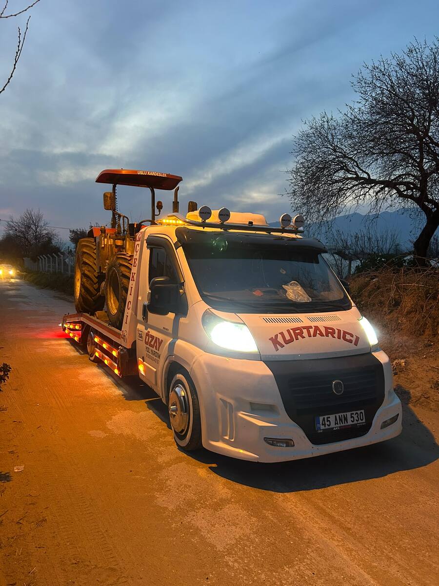 Gün batımında iş makinesi taşıyan Özay kurtarıcı