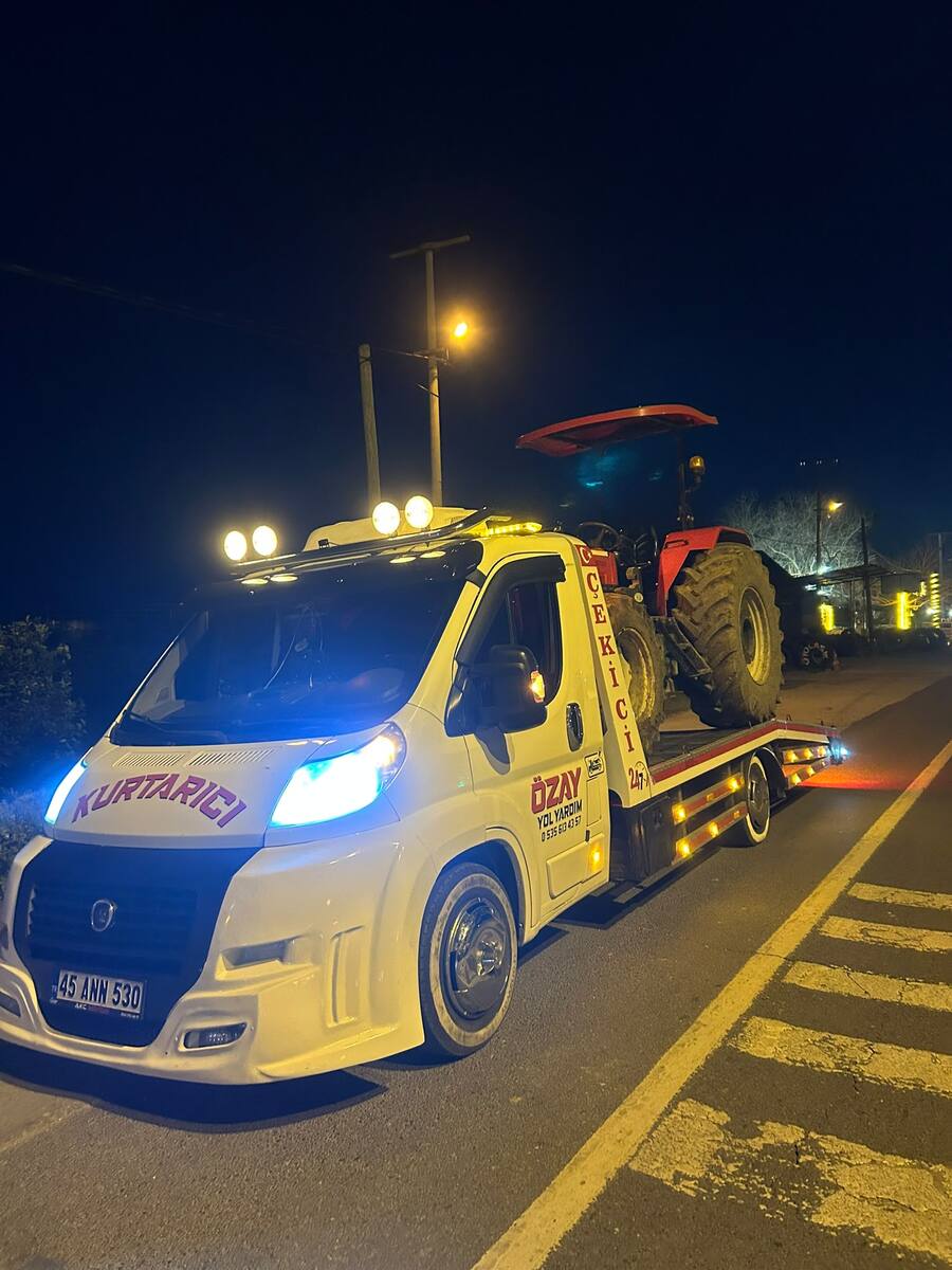 Gece traktör taşıyan çekici