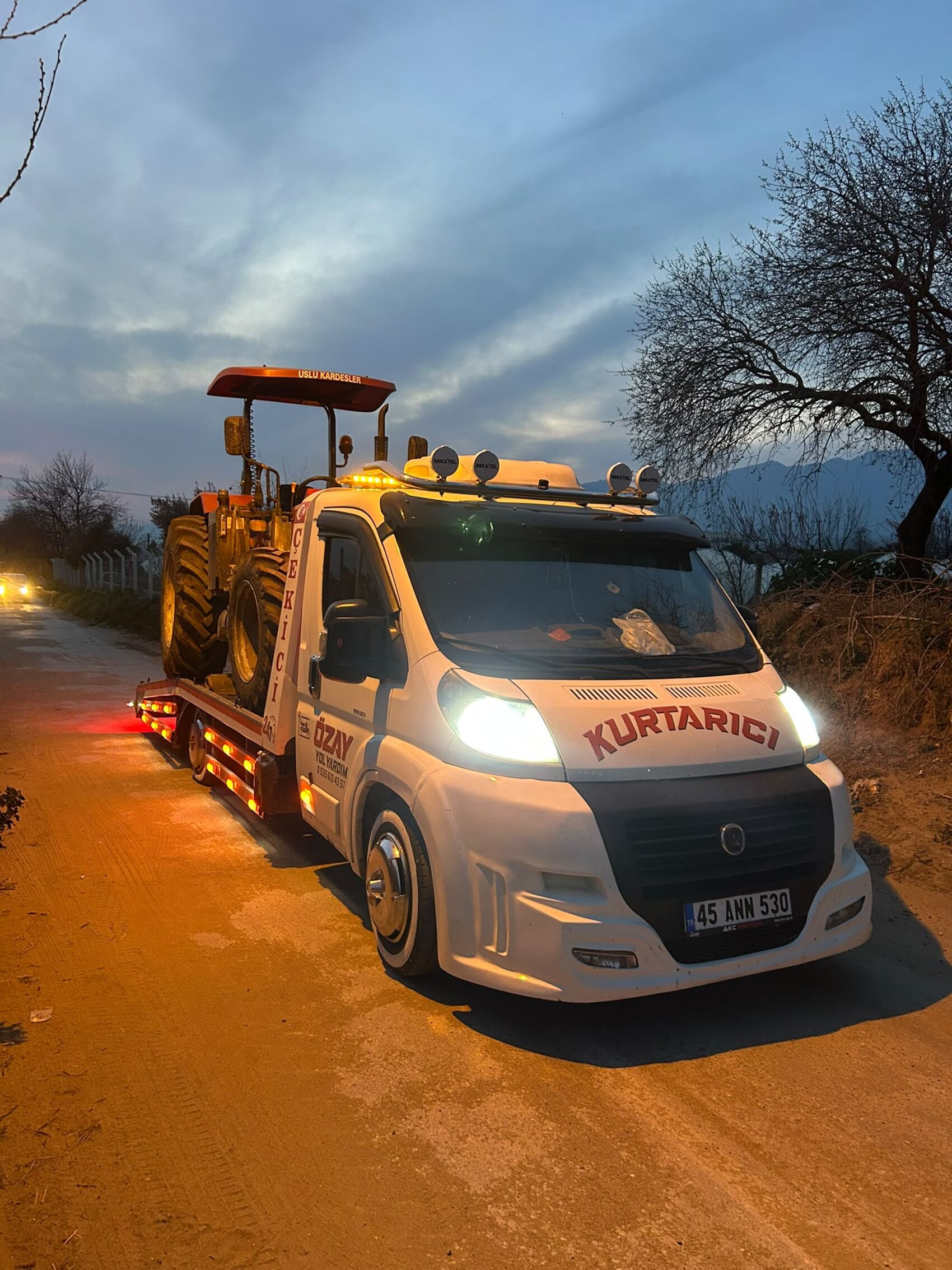 Özay Yol Yardım kurtarıcısı gece görevde